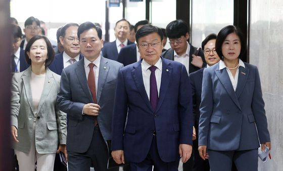 새 원내대표단과 함께 회의 참석하는 정점식