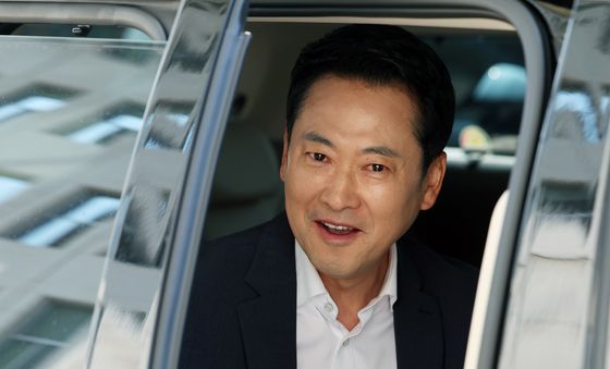 외부 일정 위해 차량 오르는 장동혁 대표