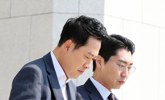 외부 일정 위해 비서실장과 함께 걷는 장동혁 대표