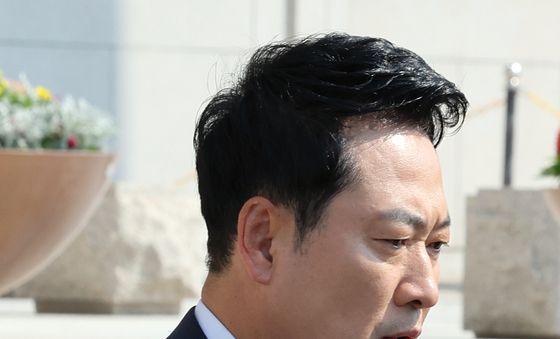 외부일정 위해 이동하는 장동혁 대표