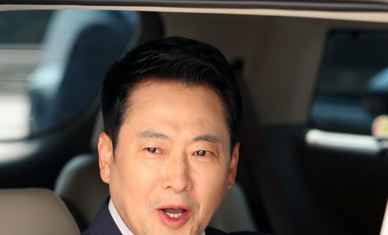 외부일정 위해 이동하는 장동혁 대표