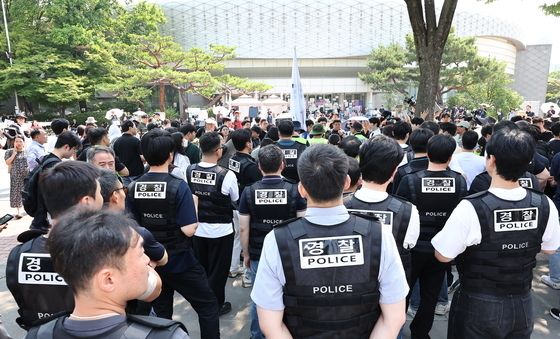 경찰 잠실개표소 진입시도, 시위대와 대치