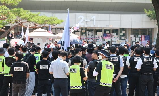 잠실개표소 진입시도하며 시위대와 대치하는 경찰