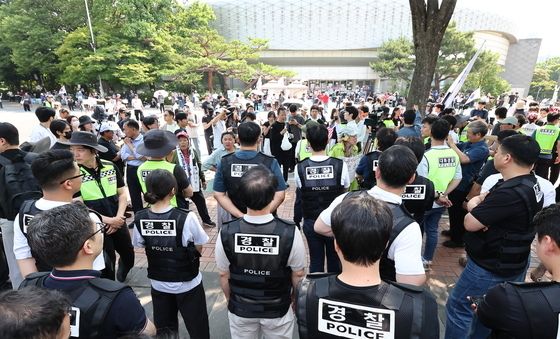 경찰, 잠실개표소 진입 시도 시위대와 대치