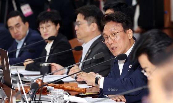 올림픽공원 시위대 보고받는 김민석 총리