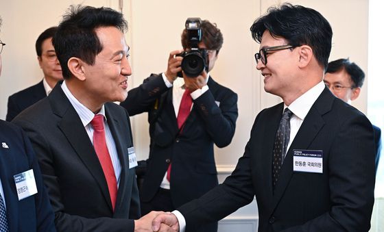 인사 나누는 오세훈 서울시장과 한동훈 의원