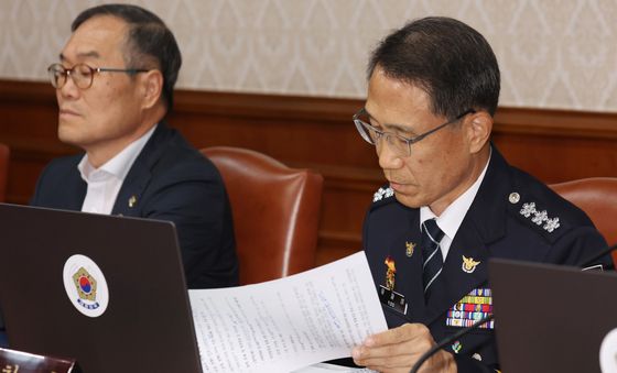 올림픽공원 시위대 보고자료 살펴보는 유재성 대행