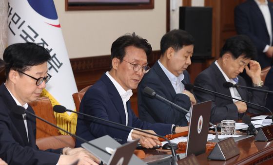 의사봉 두드리는 김민석 총리