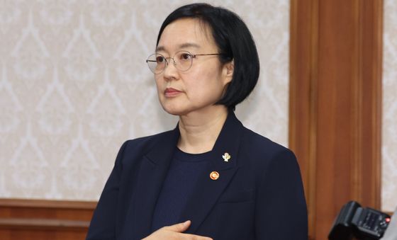 국기에 대한 경례하는 한성숙 총리 후보자