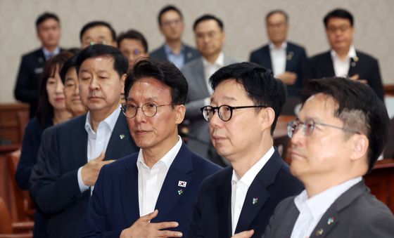 국기에 대한 경례하는 김민석 총리와 국무위원들
