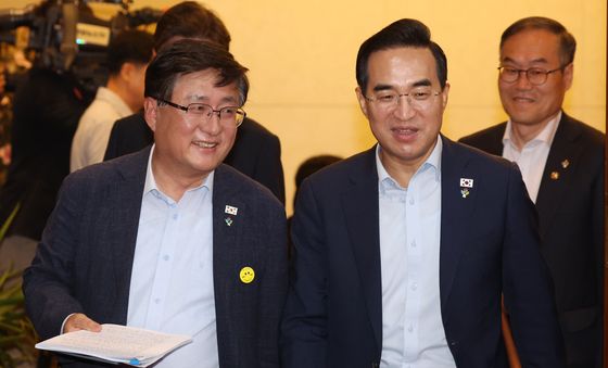 대화하는 박홍근·김성환