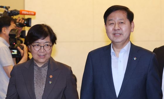 국무회의 참석하는 구윤철·정은경