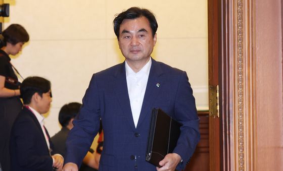 국무회의 참석하는 안규백 장관