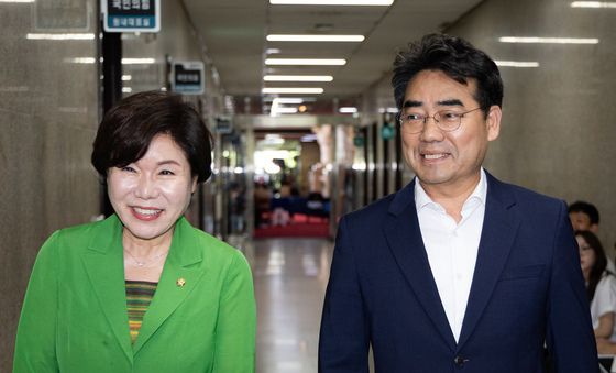 정점식 원내대표 면담위해 원내대표실 들어서는 이성권·조은희 의원