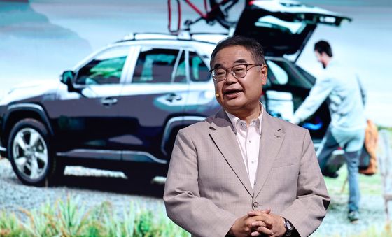 6세대 RAV4 소개하는 콘야마 마나부 한국토요타 사장