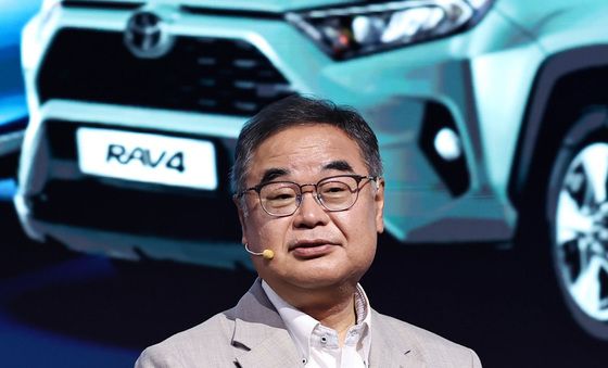 6세대 RAV4 소개하는 콘야마 마나부 한국토요타 사장