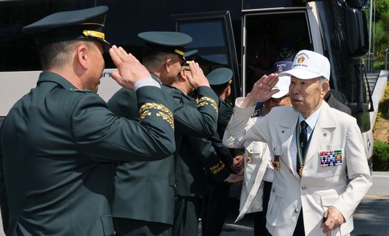 경례받는 참전용사