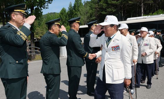 참전용사 거수경례로 맞이하는 32사단