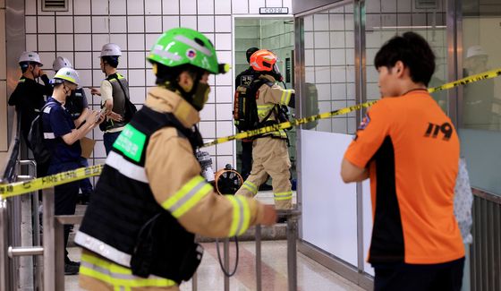안암역 가스누툴 조사하는 소방대원들