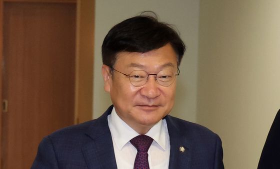 5선 의원과 회동 위해 이동하는 정점식 원내대표