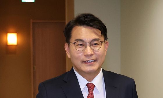 회동 위해 이동하는 윤상현 의원