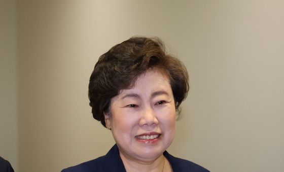 회동 위해 이동하는 조배숙 의원