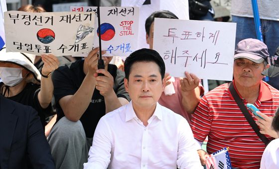 핸드볼경기장 개표소 앞 자리 잡은 장동혁 대표