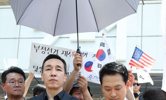 잠실개표소 봉쇄 시위 현장 찾은 장동혁