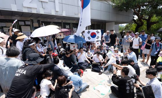 시위대와 함께 핸드볼경기장에 자리잡은 장동혁·김민수