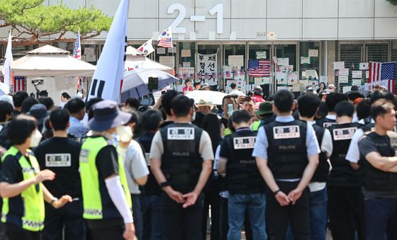 경찰, 잠실개표소 진입 시도