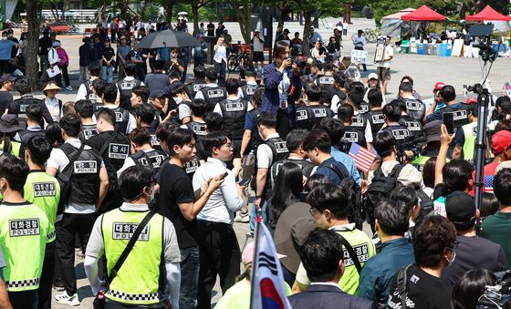 경기장 진입하다 물러서는 경찰