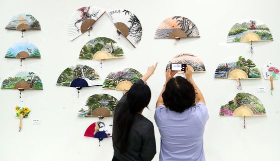 부채 전시회 '전시장이 시원해요'