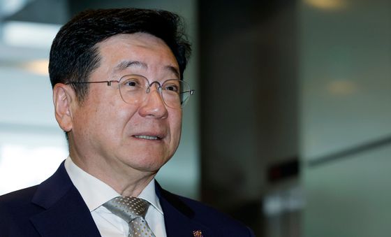 취재진 질문에 답하는 이찬희 위원장