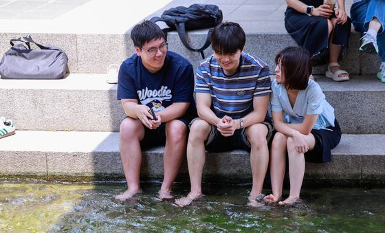'청계천에서 불볕 더위 식혀요'