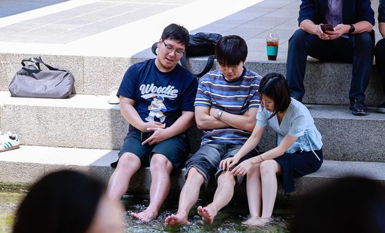 점심먹고 청계천에서 휴식