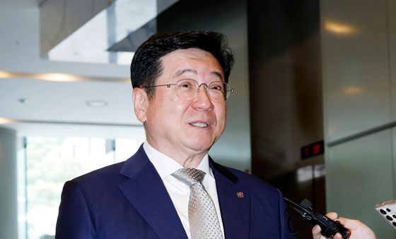 질문에 답하는 이찬희 위원장