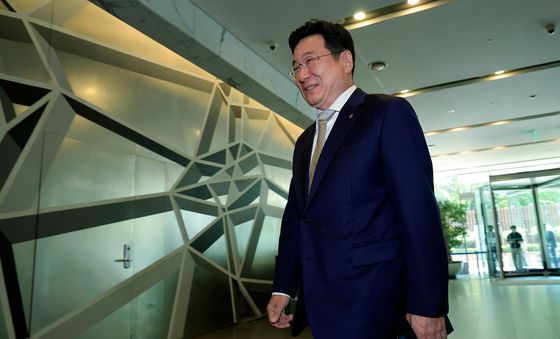 정례회의 참서하는 이찬희 위원장