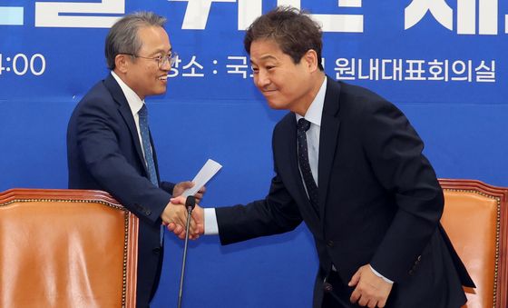 악수하는 송기헌·김영배
