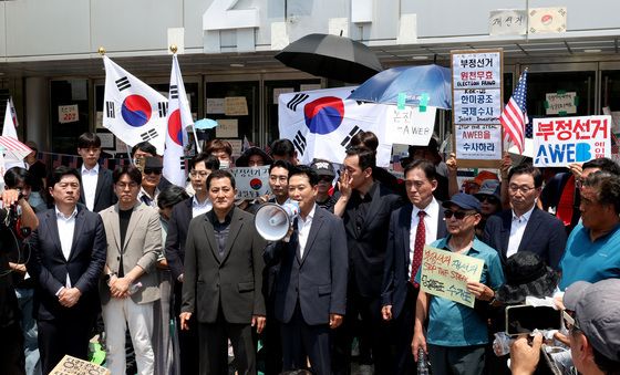 잠실 개표소 시위대 설득하는 장동혁 대표