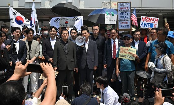 잠실 개표소 시위 현장에서 발언하는 장동혁 대표