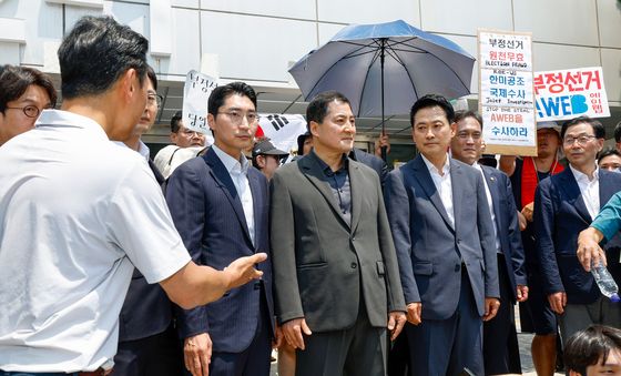 봉쇄 시위 현장서 의견 듣는 장동혁 대표