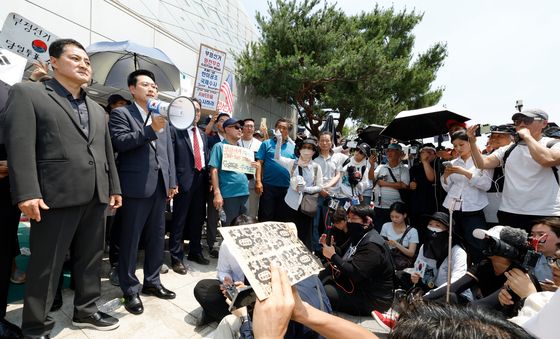 봉쇄 시위 현장 방문해 발언하는 장동혁 대표