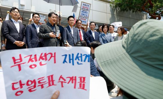 잠실 개표소 찾은 박대출 의원