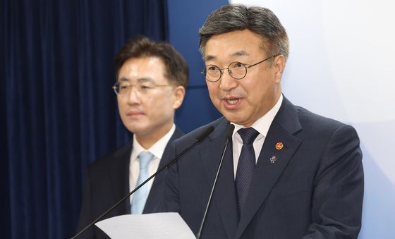 잠실 개표소 인근 집단시위 관련 대국민 담화문 발표하는 윤호중 장관