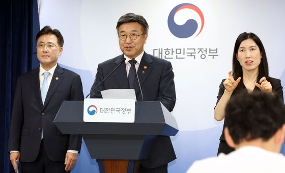 윤호중 장관, 잠실 개표소 인근 집단시위 관련 대국민 담화문 발표