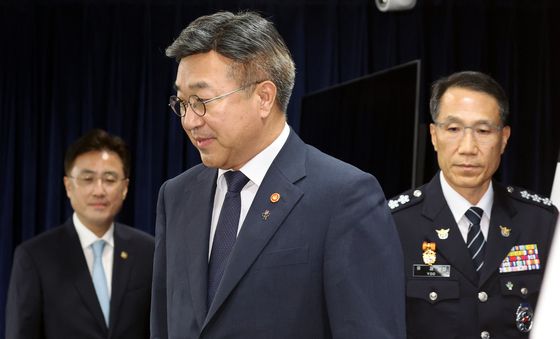 브리핑룸 들어서는 윤호중 장관