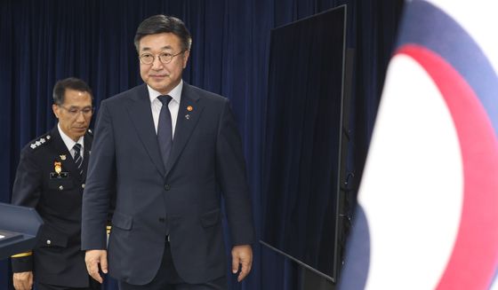 잠실 개표소 인근 집단시위 관련 대국민 담화문 발표 앞둔 윤호중 장관