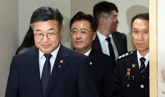 브리핑룸 입장하는 윤호중 장관