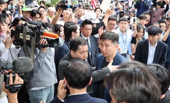 핸드볼경기장 진입 막힌 유승민 대한체육회장