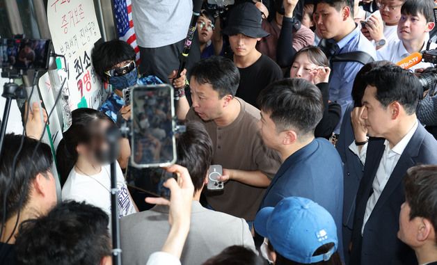 핸드볼경기장 진입 막아서는 시민
